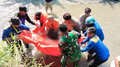 Tim gabungan mengevakuasi jasad korban di sungai Locancang, Minggu (24/5/2026). (Foto: Pusdalops PB-BPBD Situbondo - ZONA INDONESIA)