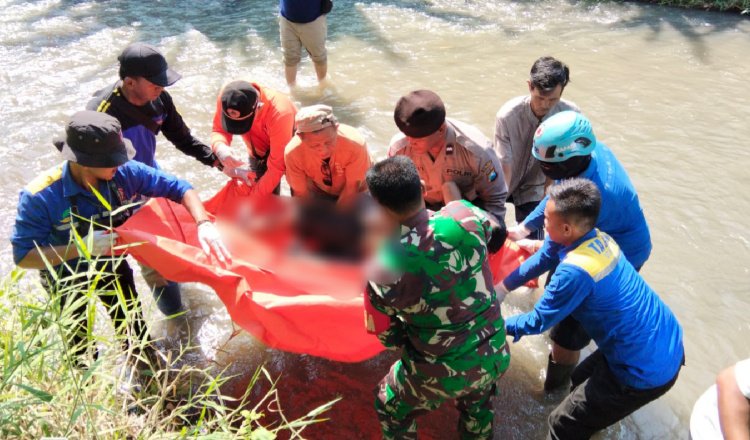 Tim gabungan mengevakuasi jasad korban di sungai Locancang, Minggu (24/5/2026). (Foto: Pusdalops PB-BPBD Situbondo - ZONA INDONESIA)