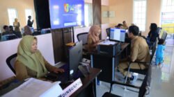 Warga mengurus Adminduk KTP di MPP Mini Kecamatan Jombang, Senin (25/5/2026). (Foto: Dok/Diskominfo Jember - ZONA INDONESIA)