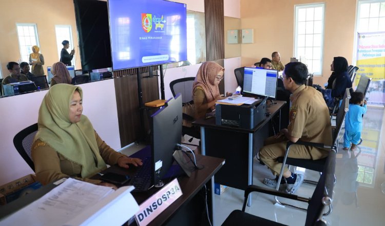 Warga mengurus Adminduk KTP di MPP Mini Kecamatan Jombang, Senin (25/5/2026). (Foto: Dok/Diskominfo Jember - ZONA INDONESIA)