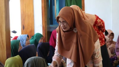 Ketua DWP UIN KHAS Jember, Luluk Sulthoniyah Hepni, menyapa warga. (Foto: Dok/Humas UIN KHAS Jember - ZONA INDONESIA)