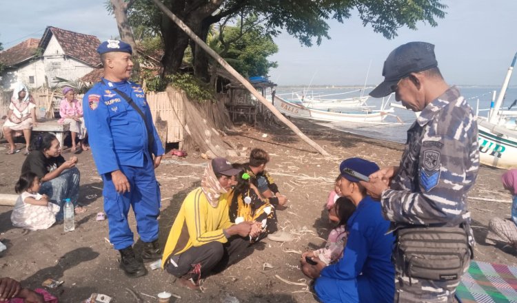 Tim gabungan berada di tepi pantai Jangkar. (Foto: Dok/Pusdalops PB-BPBD Situbondo - ZONA INDONESIA)