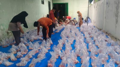 KORPRI Situbondo menyiapkan distribusi daging sapi, Rabu (27/5/2026). (Foto: Fathur Rozi - ZONA INDONESIA)