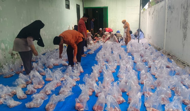 KORPRI Situbondo menyiapkan distribusi daging sapi, Rabu (27/5/2026). (Foto: Fathur Rozi - ZONA INDONESIA)