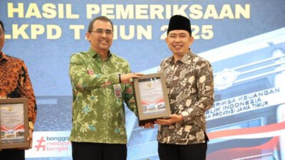 Bupati Jember (kanan) menerima piagam penghargaan Opini WTP dari BPK RI. (Foto: Dok/Diskominfo Jember - ZONA INDONESIA)