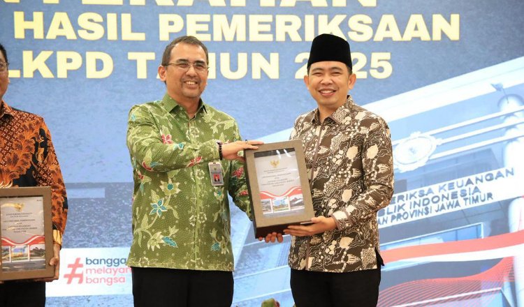 Bupati Jember (kanan) menerima piagam penghargaan Opini WTP dari BPK RI. (Foto: Dok/Diskominfo Jember - ZONA INDONESIA)