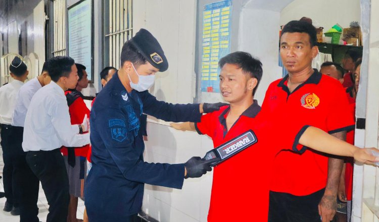 Rutan Kelas IIB Situbondo merazia warga binaan, Jumat (29/5/2026) malam. (Foto: Istimewa - ZONA INDONESIA)