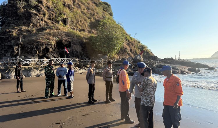 Tim gabungan siaga di Pantai Payangan, Sabtu (30/5/2026). (Foto: Zainul Hasan - ZONA INDONESIA)