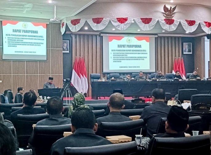 DPRD Bondowoso Gelar Rapat Paripurna, Bahas Dua Raperda, Senin (18/5/2026) malam. (foto: Pong - ZONA INDONESIA)