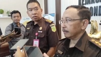 Kasi Intel dan Kasi Pidsus Kejari Bondowoso, saat diwawancarai awak media, di Kantor Kejari setempat. (foto: Ubay -ZONA INDONESIA).