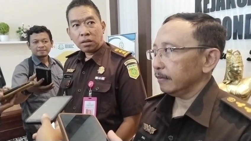 Kasi Intel dan Kasi Pidsus Kejari Bondowoso, saat diwawancarai awak media, di Kantor Kejari setempat. (foto: Ubay -ZONA INDONESIA).