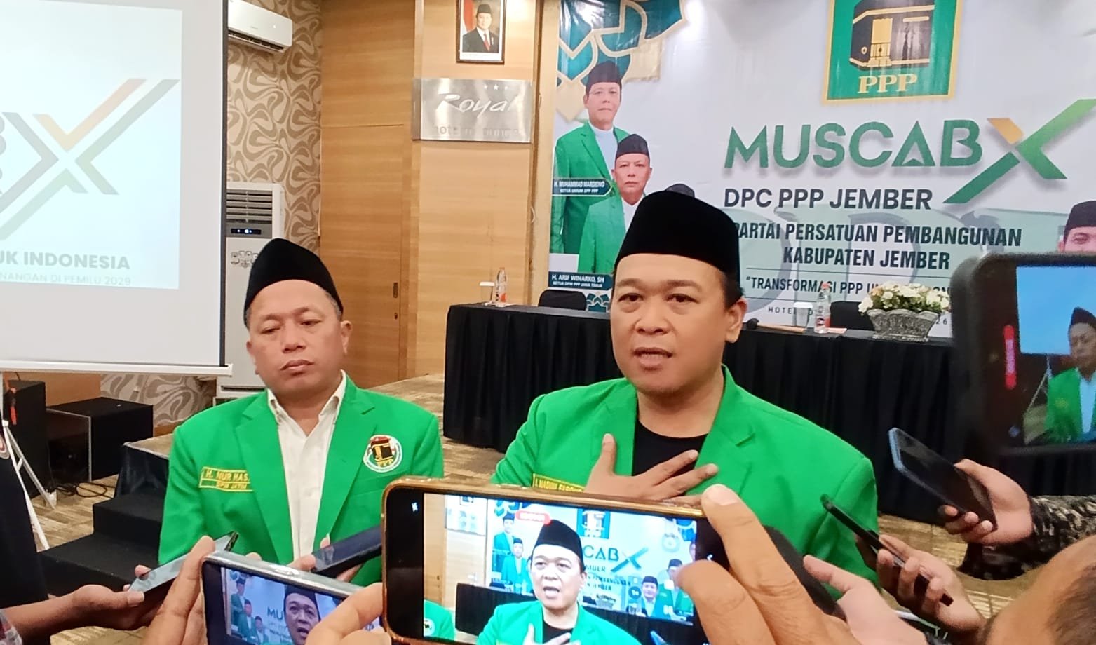 Gus Mamak dan H. Nur Hasan diwawancarai media dalam Muscab DPC PPP Jember, Senin (4/5/2026). (Foto: Zainul Hasan - ZONA INDONESIA)