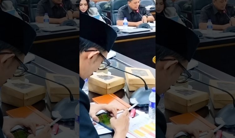 Anggota DPRD Jember terekam kamera wartawan. (Foto: Dok/Istimewa - ZONA INDONESIA)
