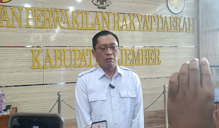Ketua DPRD Jember, Ahmad Halim, diwawancarai media. (Foto: Zainul Hasan - ZONA INDONESIA)