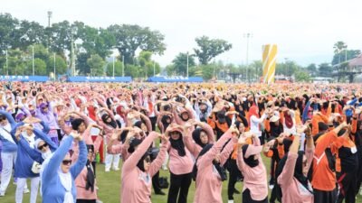 Ratusan Lansia senam bersama di Alun-alun Jember, Sabtu (6/6/2026). (Foto: Dok/Diskominfo Jember - ZONA INDONESIA)