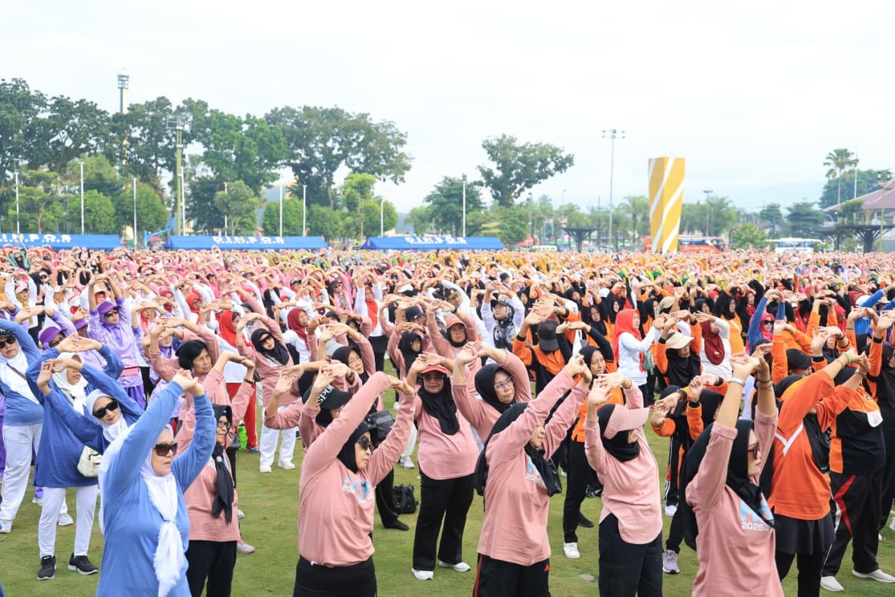 Ratusan Lansia senam bersama di Alun-alun Jember, Sabtu (6/6/2026). (Foto: Dok/Diskominfo Jember - ZONA INDONESIA)