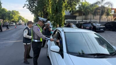 Satlantas Polres Situbondo merazia pengendara mobil, Selasa (2/6/2026). (Foto: Istimewa - ZONA INDONESIA)
