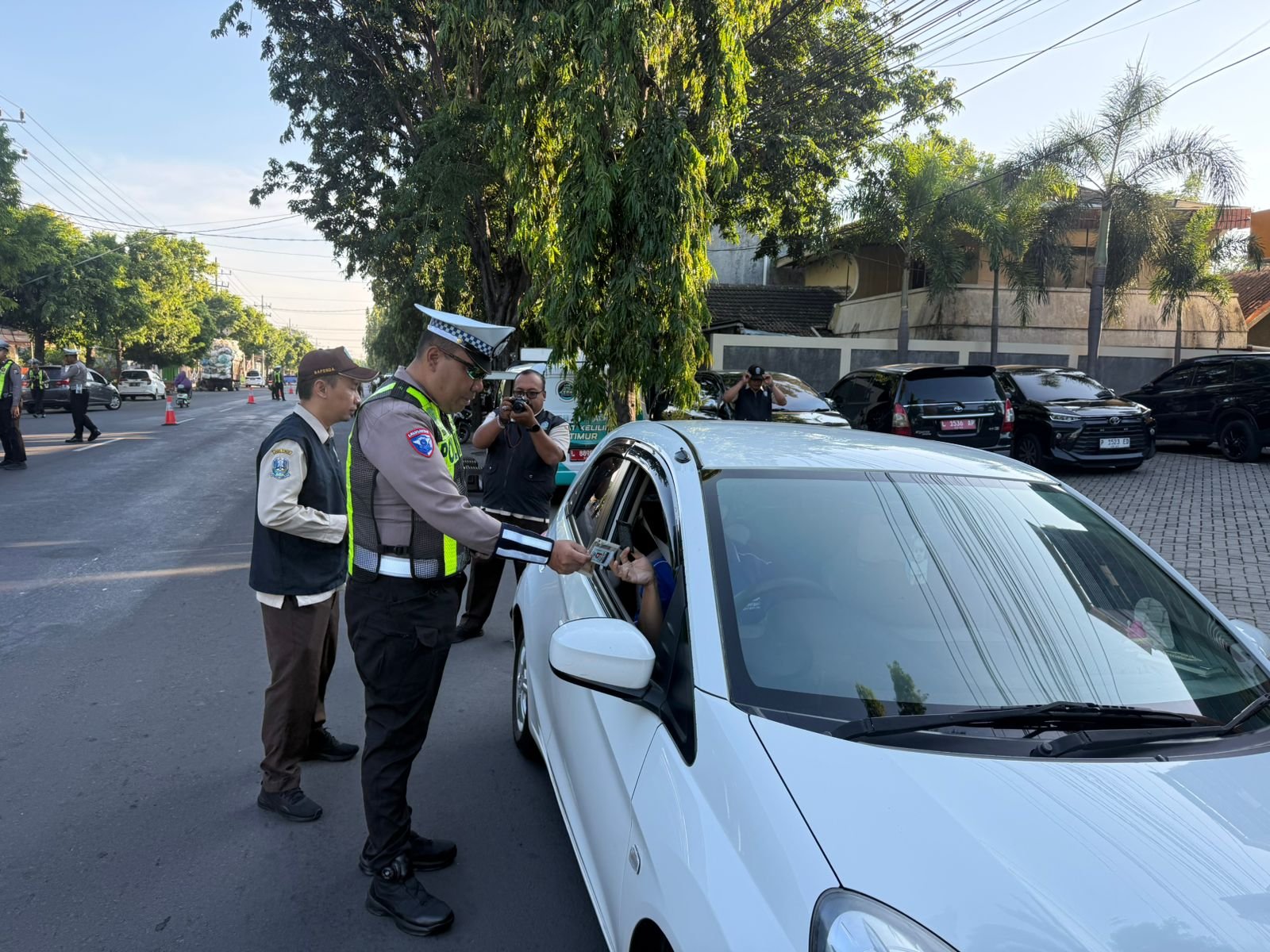 Satlantas Polres Situbondo merazia pengendara mobil, Selasa (2/6/2026). (Foto: Istimewa - ZONA INDONESIA)