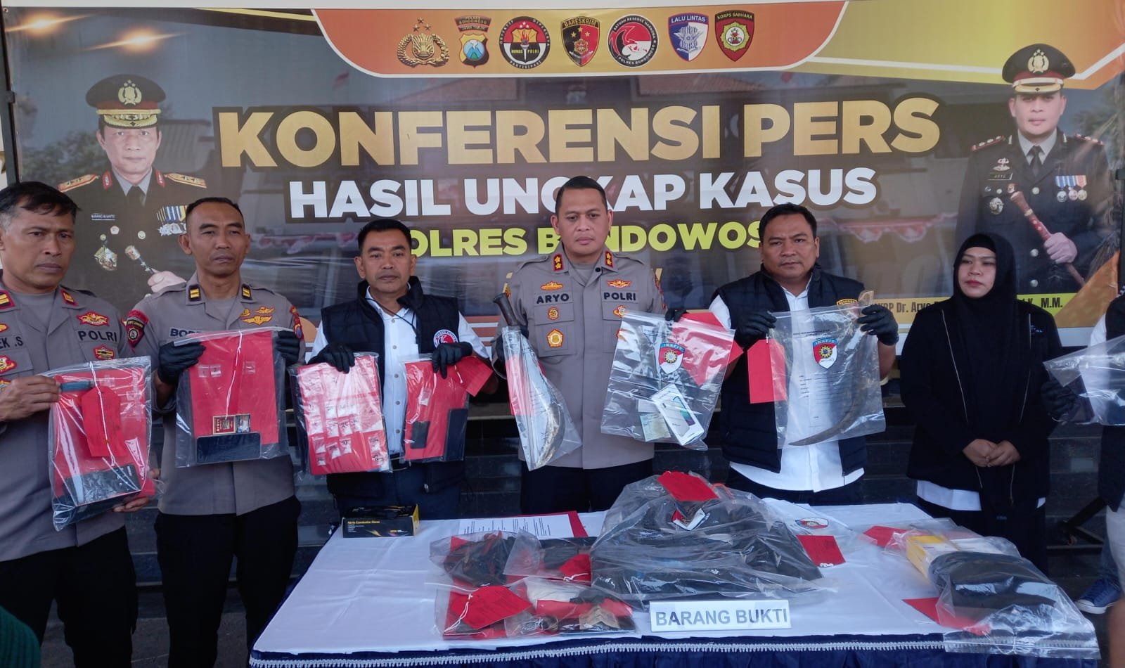 Kapolres Bondowoso didampingi Kasatreskrim dan Kasat Narkoba, menunjukan sejumlah barang bukti hasil ungkap kasus, Rabu (3/6/2026). (Foto: Ubay/ZONA INDONESIA).