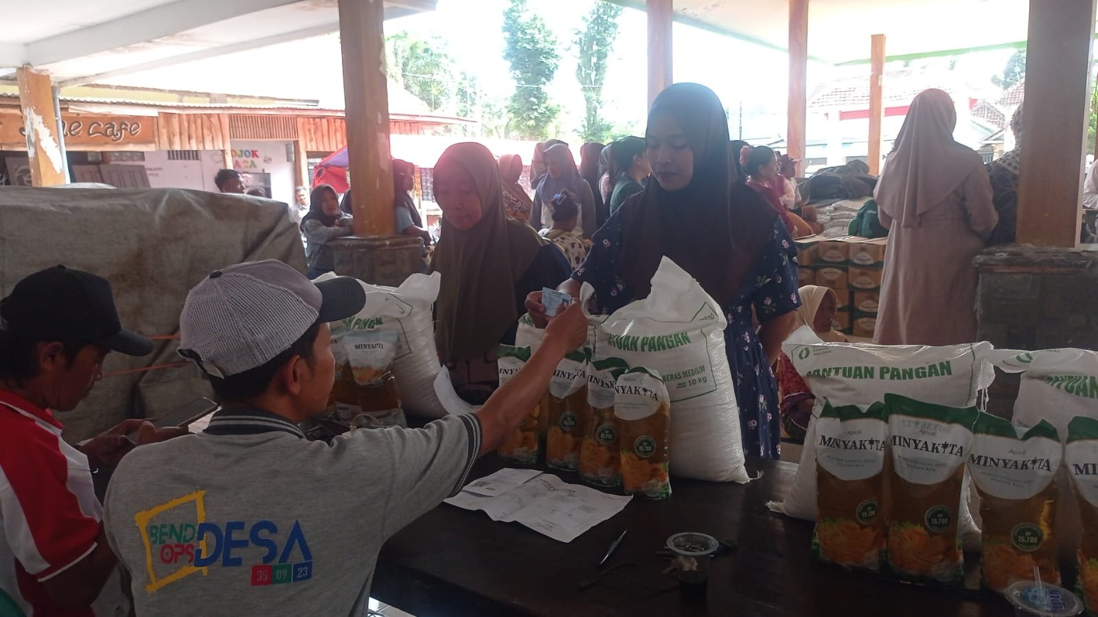 Bulog Jember menyalurkan bantuan pangan kepada warga, Kamis (4/6/2026). (Foto: Dok/Istimewa - ZONA INDONESIA)