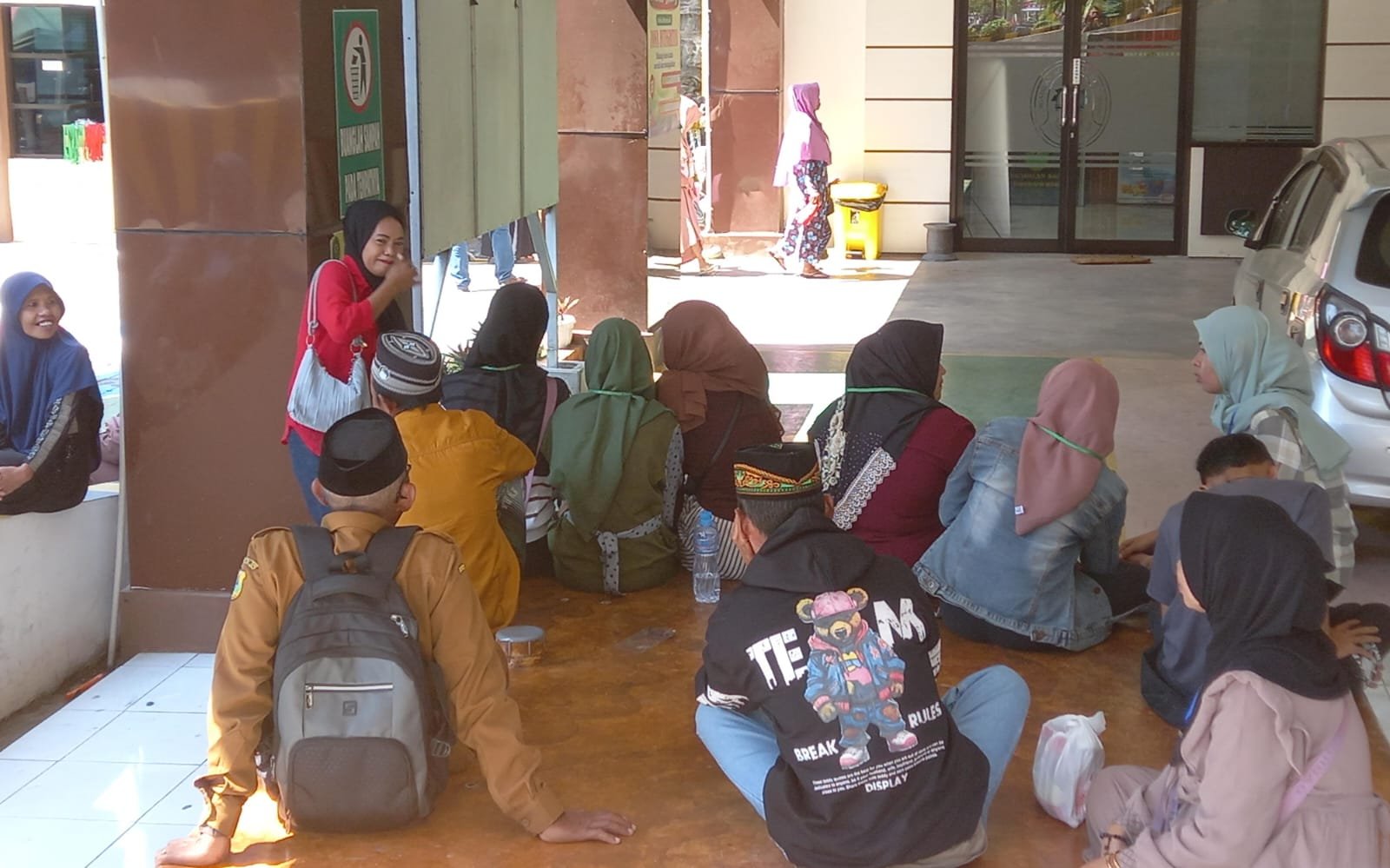 Para pengunjung Pengadilan Agama Bondowoso, menunggu antrean sidang, Selasa (9/6/2026.). ( Foto: Ubay - ZONA INONESIA)