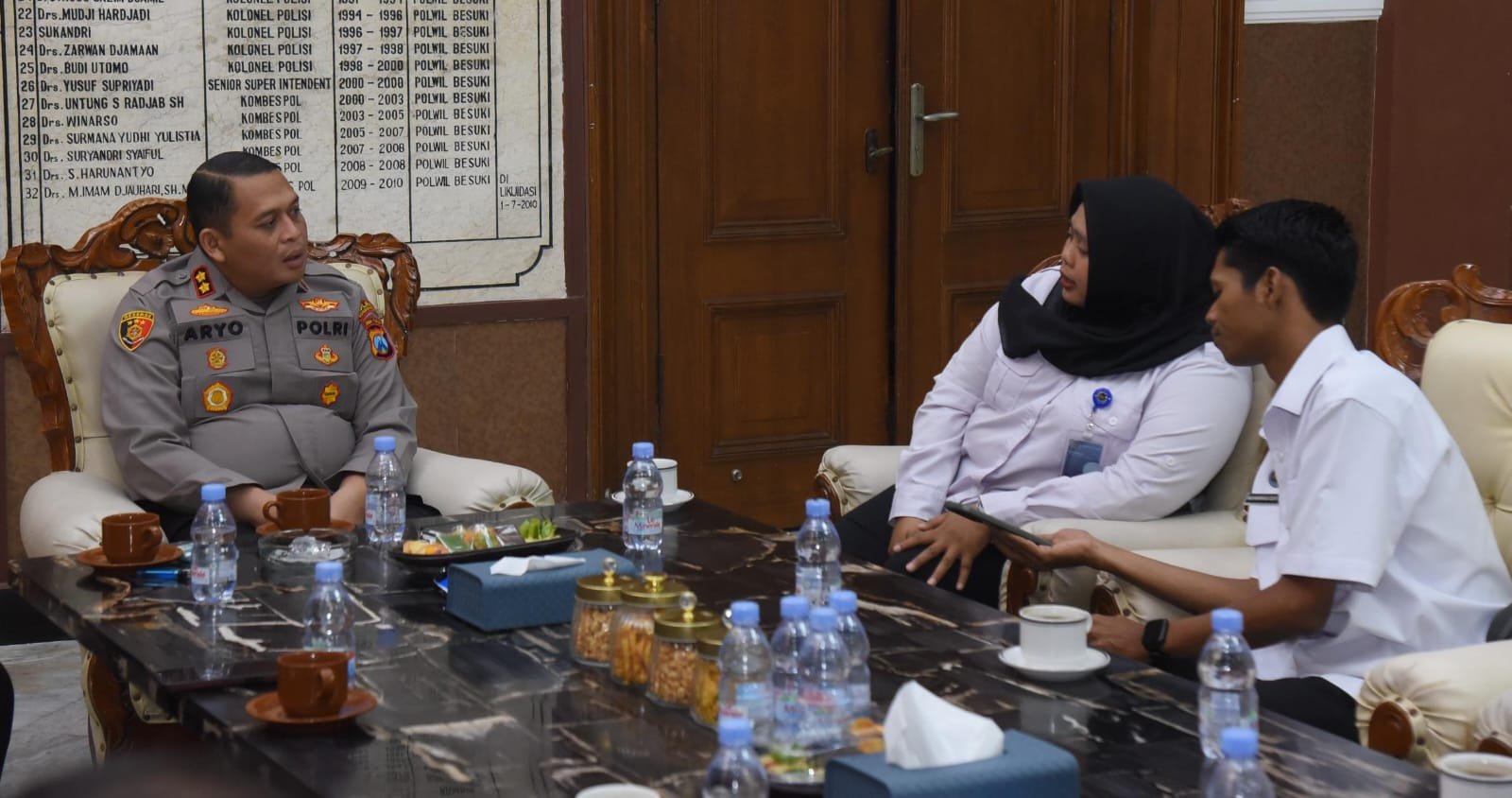 Korwil SPPI Bondowoso, Mila Afriana Agustin, bersama Kepala dapur SPPG Wonosuko, berkunjung ke Mapolres Bondowoso, Selasa (9/6/2026). (Foto: Humas Polres - Ubay/ZONA INDONESIA).