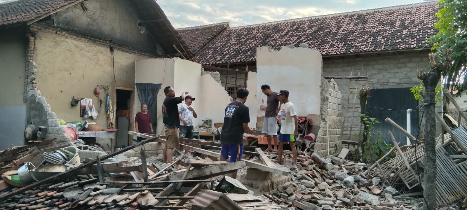 Dapur Mariani nampak rusak parah, Sabtu (13/6/2026). (Foto: Fathur Rozi - ZONA INDONESIA)