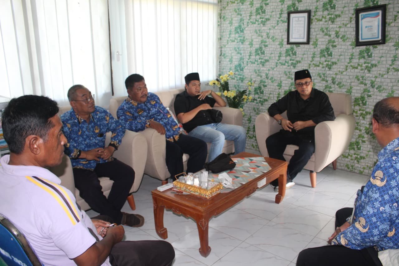 Wakil Ketua DPRD Situbondo Andi Handoko (baju hitam berkacamata) saat berkunjung ke SMP Negeri 1 Jatibanteng yang mengalami krisis air bersih. (Foto: Fathur Rozi - ZONA INDONESIA)