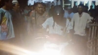 Polisi mengamankan terduga pencuri sapi dari kemarahan warga, Minggu (21/6/2026) malam. (Foto: Fathur Rozi - ZONA INDONESIA)