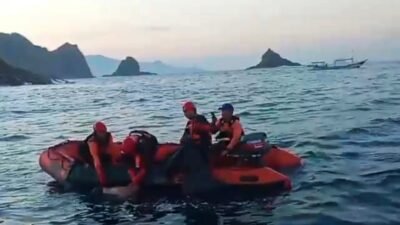 Tim SAR mengevakuasi korban hanyut di perairan Pantai Payangan, Senin (1/6/2026) pagi. (Foto: Tangkapan layar video amatir - ZONA INDONESIA)