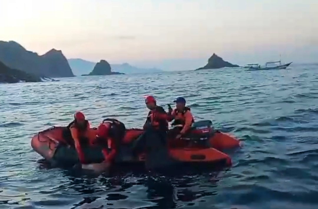Tim SAR mengevakuasi korban hanyut di perairan Pantai Payangan, Senin (1/6/2026) pagi. (Foto: Tangkapan layar video amatir - ZONA INDONESIA)