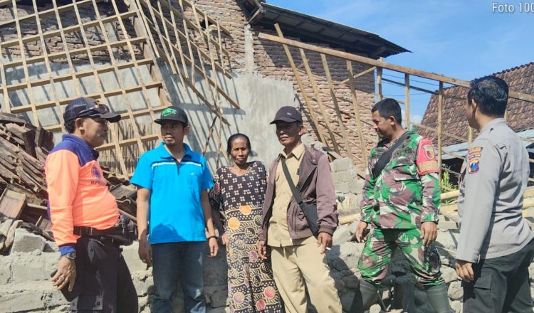 Sawami berfoto dengan tim gabungan di depan rumahnya yang ambruk, Selasa (2/6/2026). (Foto: Dok/Humas Pusdalops PB-BPBD Situbondo - ZONA INDONESIA)