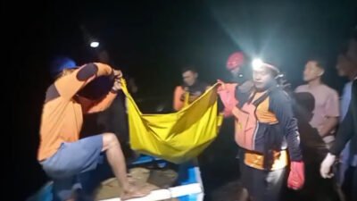Tim SAR gabungan mengevakuasi jasad korban hanyut Panpai Payangan, Selasa (2/6/2026) pagi. (Foto: Dok/Humas Pusdalops PB-BPBD Jember - ZONA INDONESIA)