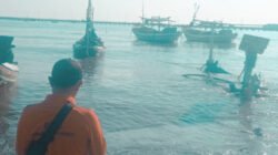 Sembilan Perahu Nelayan Situbondo Tenggelam Dihantam Gelombang Pasang