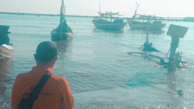 Kondisi perahu nelayan usai dihantam gelombang pasang. (Foto: Dok/Pusdalops PB-BPBD Situbondo - ZONA INDONESIA)