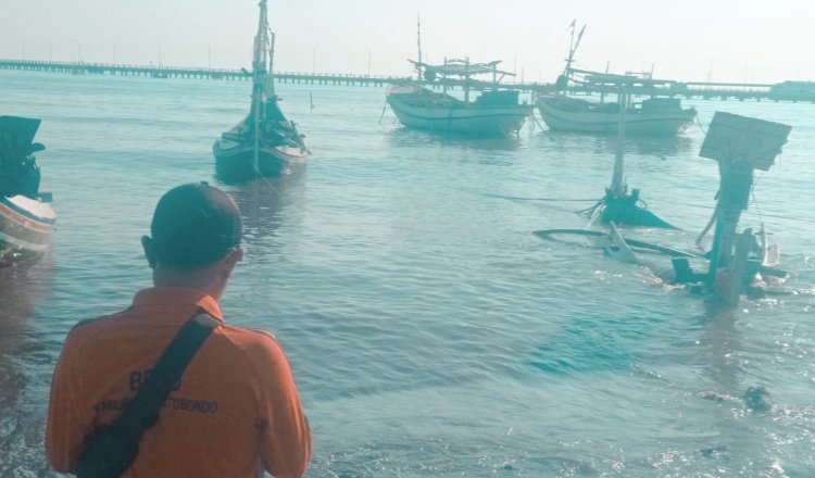 Kondisi perahu nelayan usai dihantam gelombang pasang. (Foto: Dok/Pusdalops PB-BPBD Situbondo - ZONA INDONESIA)