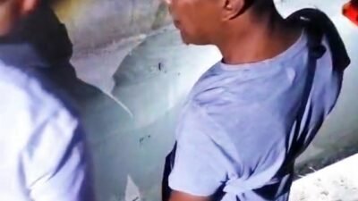 Warga saat mengevakuasi jasad korban, Sabtu (6/6/2026) malam. (Foto: Tangkapan layar video amatir - ZONA INDONESIA)