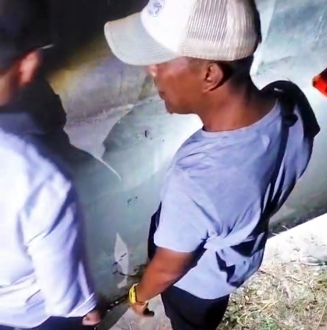 Warga saat mengevakuasi jasad korban, Sabtu (6/6/2026) malam. (Foto: Tangkapan layar video amatir - ZONA INDONESIA)