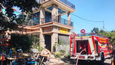 Damkar melakukan pemadaman dan pembasahan di rumah H. Erwan Darmawan. (Foto: Dok/Pusdalops PB-BPBD Situbondo - ZONA INDONESIA)