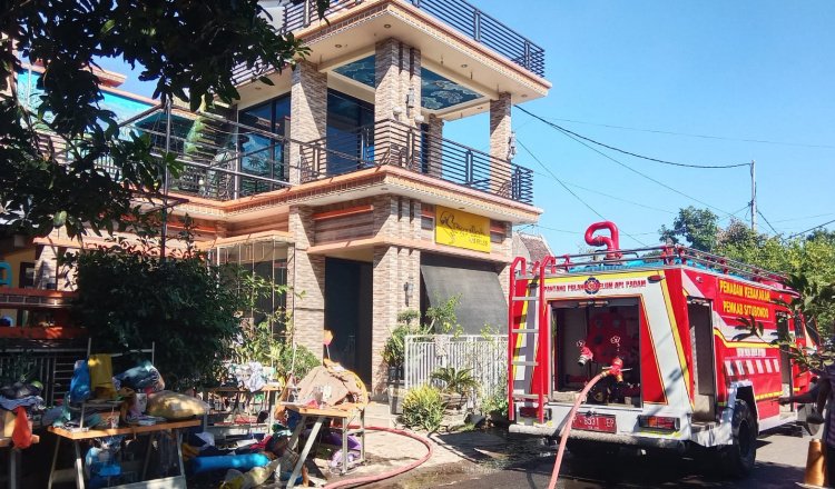 Damkar melakukan pemadaman dan pembasahan di rumah H. Erwan Darmawan. (Foto: Dok/Pusdalops PB-BPBD Situbondo - ZONA INDONESIA)