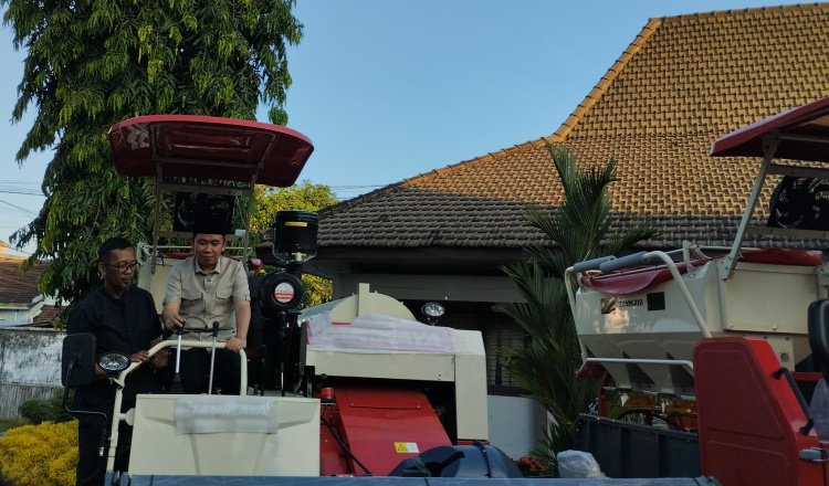 Bupati Jember mencoba alat pertanian yang akan diberikan kepada kelompok tani, Sabtu (6/6/2026). (Foto: Zainul Hasan - ZONA INDONESIA)