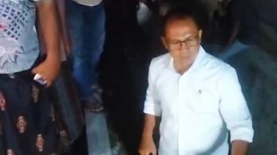 Warga mengevakuasi jasad korban, Sabtu (6/6/2026) malam. (Foto: Tangkapan layar video amatir - ZONA INDONESIA)