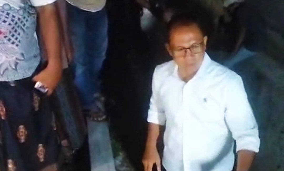 Warga mengevakuasi jasad korban, Sabtu (6/6/2026) malam. (Foto: Tangkapan layar video amatir - ZONA INDONESIA)