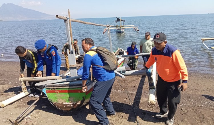 Tim gabungan menyeret perahu milik nelayan asal Kampung Pancor. (Foto: Dok/Pusdalops PB/BPBD Situbondo - ZONA INDONESIA)