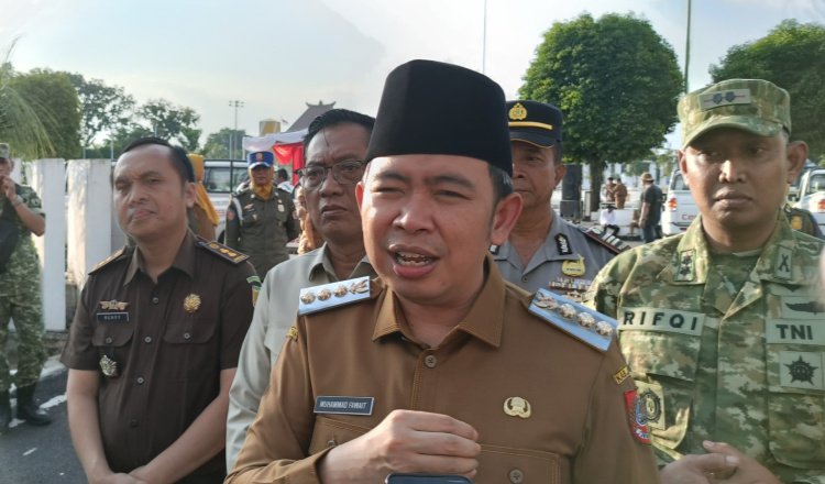 Bupati Jember, Gus Fawait, diwawancarai media. (Foto: Zainul Hasan - ZONA INDONESIA)