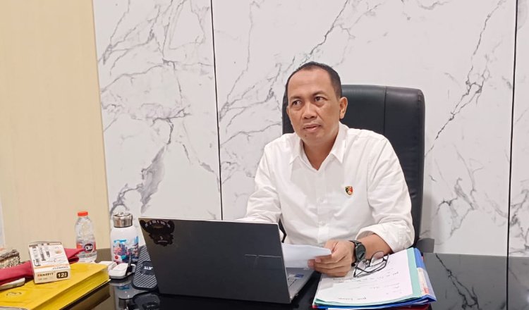 Kasatreskrim Polres Situbondo, AKP Selimat Akmal, diwawancarai media. (Foto: Fathur Rozi - ZONA INDONESIA)