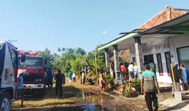 Damkar dan warga sekitar melakukan pembasahan di rumah Uswatun Hasanah, Kamis (11/6/2026). (Foto: Zainul Hasan R - ZONA INDONESIA)