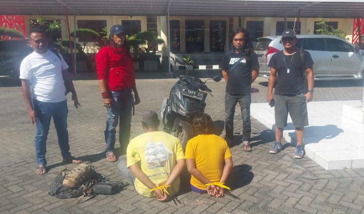 Kedua pelaku duduk dengan tangan terikat di Mapolres Situbondo, Rabu (10/6/2026). (Foto: Istimewa - ZONA INDONESIA)