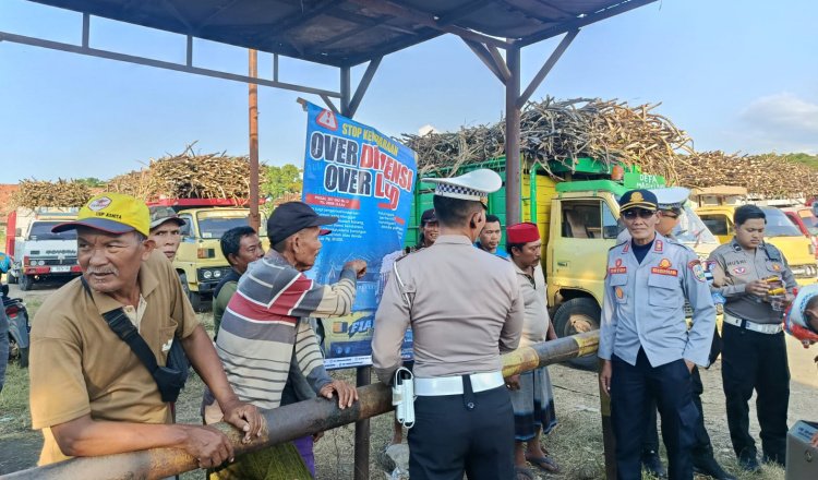 Polres Situbondo menyosialisasikan peraturan dimensi dan batas muatan kepada sopir truk tebu. (Foto: Dok/Istimewa - ZONA INDONESIA)