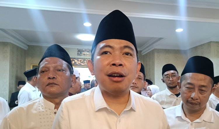 Bupati Jember, Muhammad Fawait, diwawancarai media. (Foto: Zainul Hasan - ZONA INDONESIA)